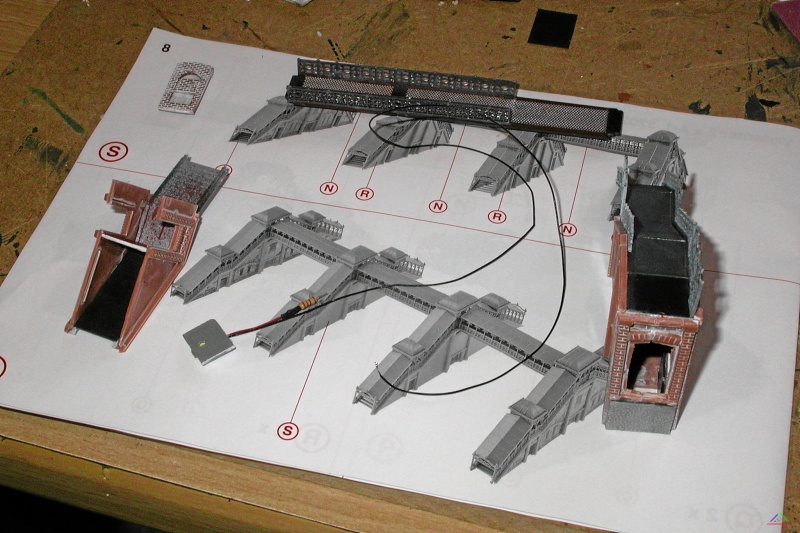 157 Licht im Durchgang.JPG - Der Durchgang unter der Treppe auf der Stadtseite wird beleuchtet